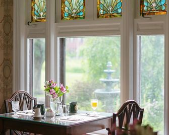 Manor House Inn - Norfolk - Dining room