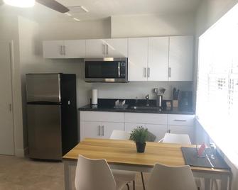 Costa Este Pompano Beach - Pompano Beach - Kitchen