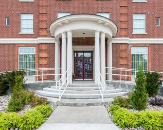 The Champlain Waterfront Hotel, an Ascend Hotel Collection - Orillia - Building