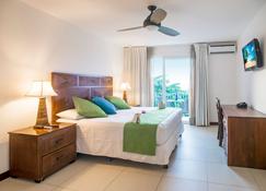 Paradise Beach Hotel - Coxen Hole - Bedroom