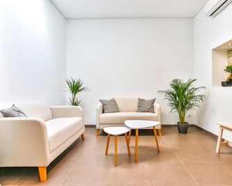 Laramond Barcelona Rooms - Barcelona - Olohuone