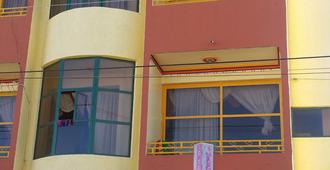 Residencial La Cabaña-Hostel - Uyuni - Building