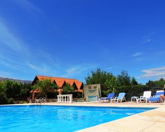 Le Marche Apart Hotel - Villa de Merlo - Piscina