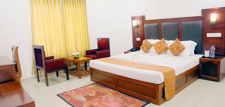 Hotel Sandra Palace - Thekkady - Bedroom