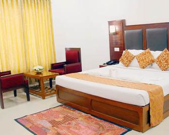 Hotel Sandra Palace - Thekkady - Bedroom