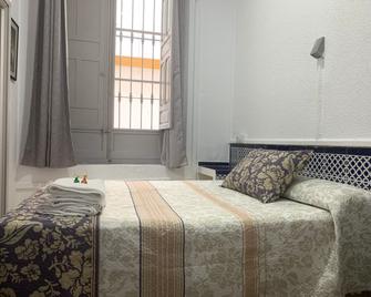 Hostal Alcobia - Seville - Bedroom