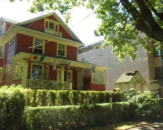 Douglas Guest House - Vancouver - Building