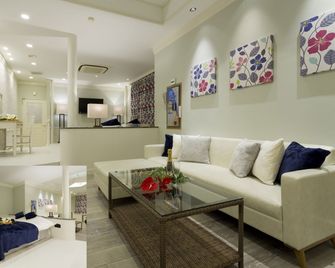 Restay Kochi (Adult Only) - Kochi - Living room