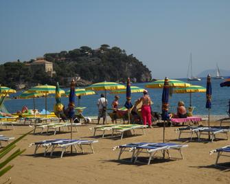 Hotel Ginevra - Rio Marina - Strand