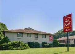 Red Roof PLUS+ & Suites Guilford - Guilford Center - Gebouw