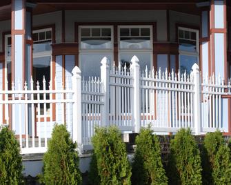 Mansion Inn Lake Stevens - Lake Stevens - Building