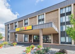 Super 8 by Wyndham Liverpool/Syracuse North Airport - Liverpool - Edifício