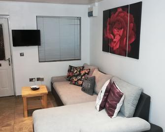 Epicsa - Family & Corporate Stay Mews Apartments With Free Parking - Cambridge - Living room