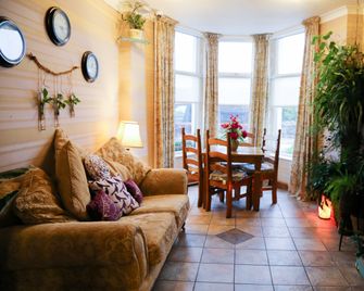 Avarest House Bb Adults Only - Portrush - Wohnzimmer