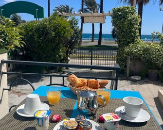 Hotel Flots d'Azur Promenade des Anglais - ניס - פטיו