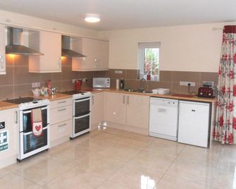 Ballyvoy Camping Barn - Ballycastle - Kitchen