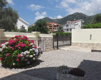 Garni Hotel Koral - Budva - Estacionamiento