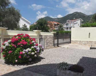 Garni Hotel Koral - Budva - Estacionamiento
