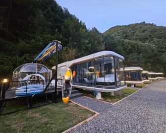 Galaxy X Hotel Type Caravan Glamping & Pension - Pyeongchang - Building