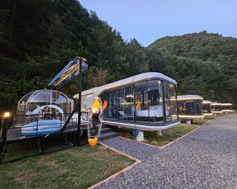 Galaxy X Hotel Type Caravan Glamping & Pension - Pyeongchang - Building