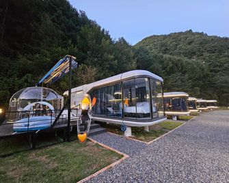 Galaxy X Hotel Type Caravan Glamping & Pension - Pyeongchang - Building