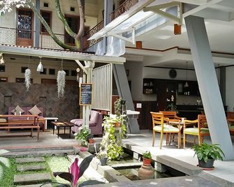 Rumah Asri Bed And Breakfast - באנדונג - מסעדה