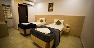 Hotel Sri Aditya Inn - Rājahmundry - Bedroom