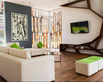Suites las Palmeras del Chipe - Piura - Living room