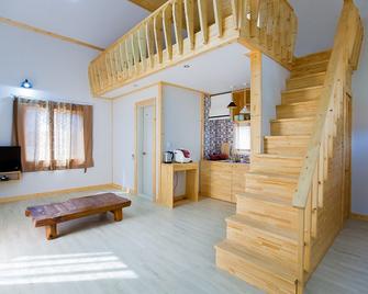 Hadong Jiri Mountain Saesori Pension - Hadong - Living room