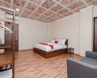 RedDoorz Plus near Soekarno Hatta Airport 2 - Tangerang - Slaapkamer