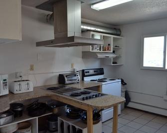 Bent Prop Inn & Hostel Downtown - Anchorage - Cocina