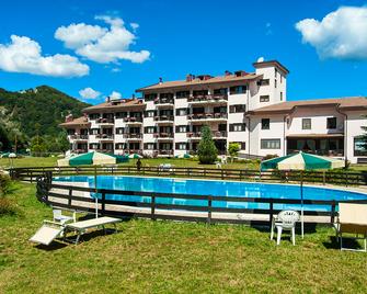 Hotel Du Park - Opi - Building