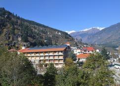 Victory Resorts - Naggar - Building