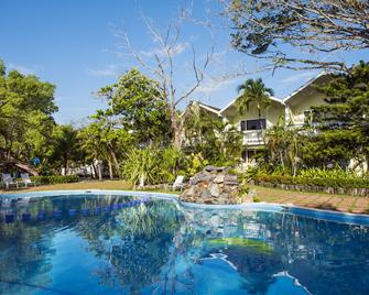 Fantasy Island Beach Resort - Coxen Hole - Piscina