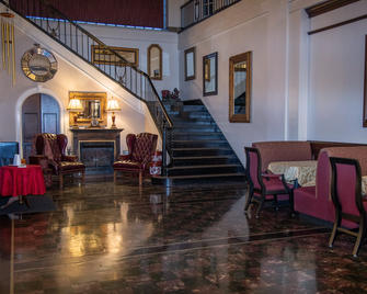 The Mountaineer Hotel - Williamson - Escaleras