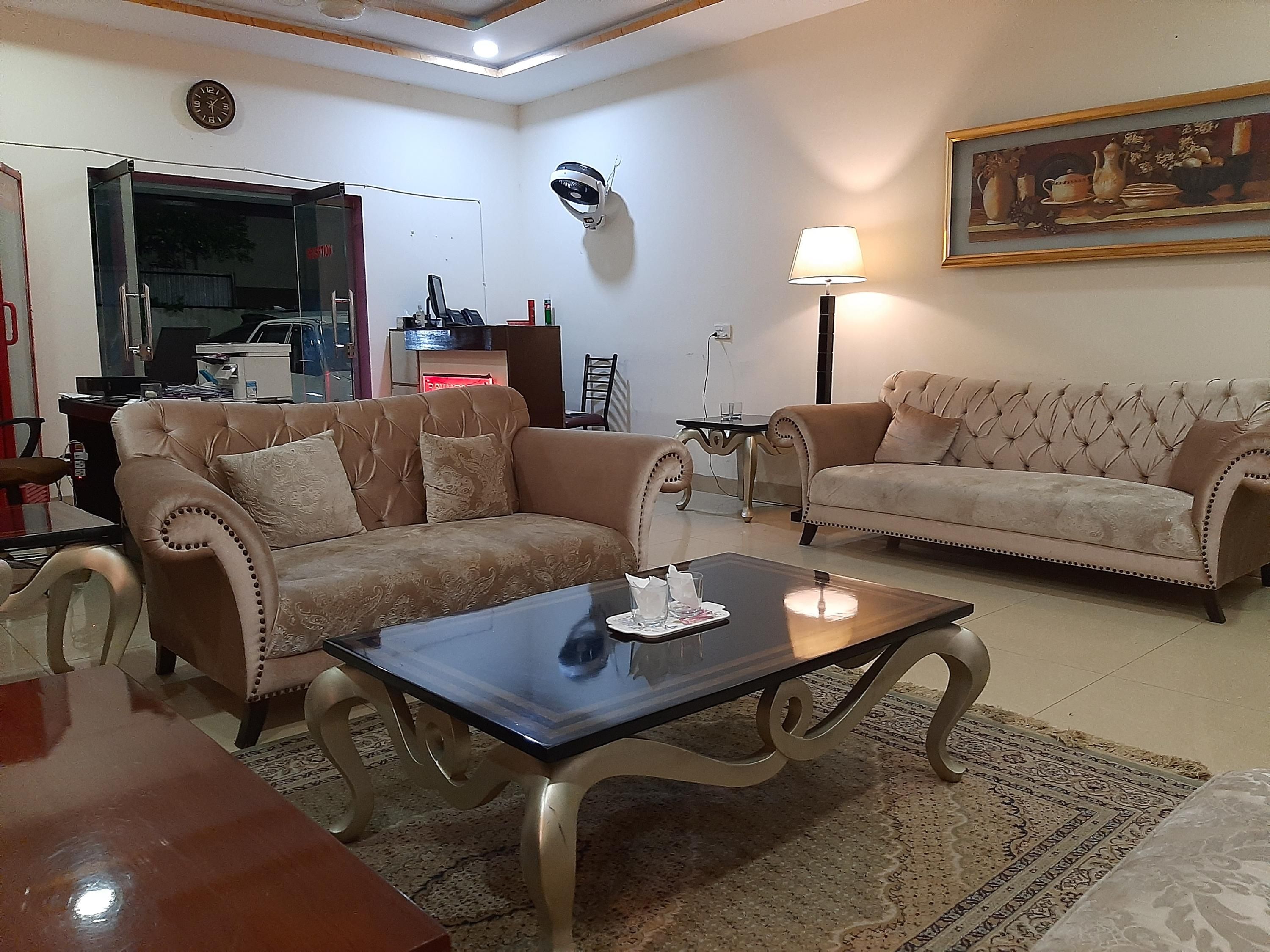 Royalton Inn Hotel - Gulberg thumbnail 3