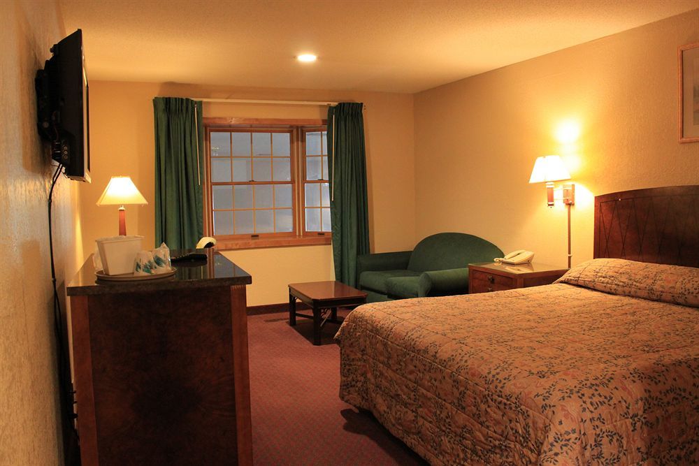 Bedroom view of Whalers Inn and Suites