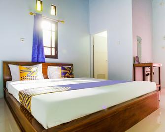 Spot On 3199 Galaxy House 234 Syariah - Surakarta City - Ložnice