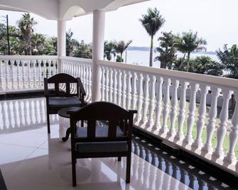 Victoria Royal Beach Hotel - Entebbe - Balcón