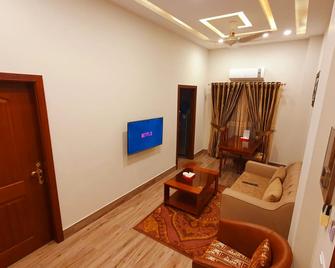 Hayyat Luxury Hotel Apartments - Lahore - Ruang tamu