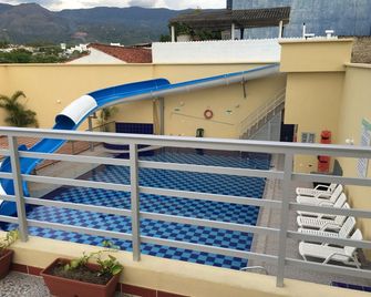 Hotel Marux Plaza - Melgar - Piscina