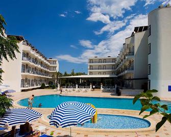 Ares Blue Hotel - Kiris - สระว่ายน้ำ