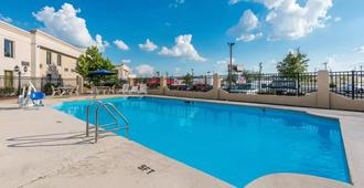 Quality Inn & Suites - Cincinnati - Zwembad
