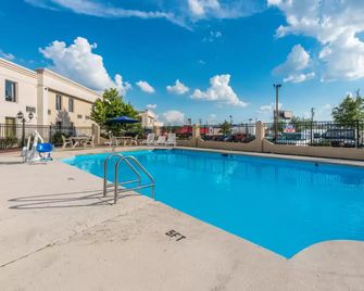 Quality Inn & Suites Cincinnati Uptown Norwood - Cincinnati - Piscina