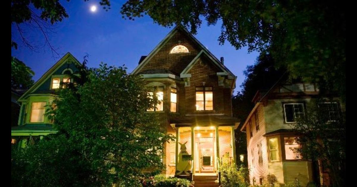 Harvey House Bed And Breakfast 221 (̶2̶8̶9̶). Oak Park Hotel Deals