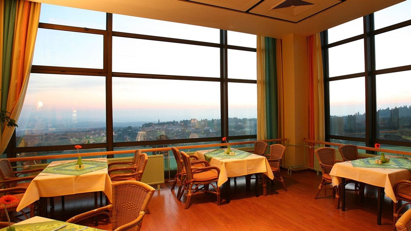 إيفا شوينيك، هوتل آند فيرينبارك