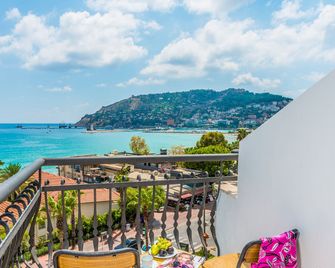 Boulevard Hotel - אלניה - מרפסת