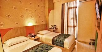 Hotel Dewarna Sutoyo Malang - Malang - Bedroom