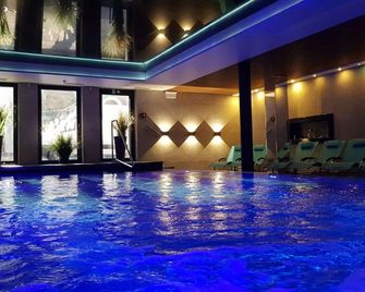 فيلا ديلفين سبا - سوينوجسس - حوض السباحة