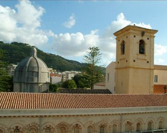 ريزيدينسا إل دومو - تروبيا - مطعم